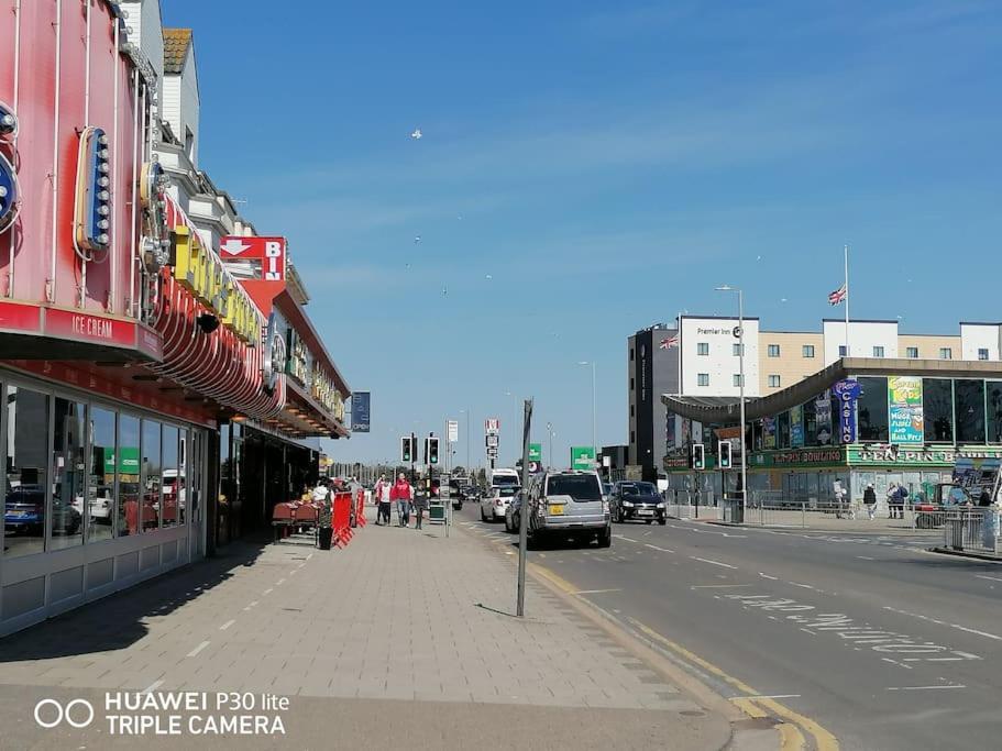 Pleasure Beach Apartment With Garden Skegness Exterior photo