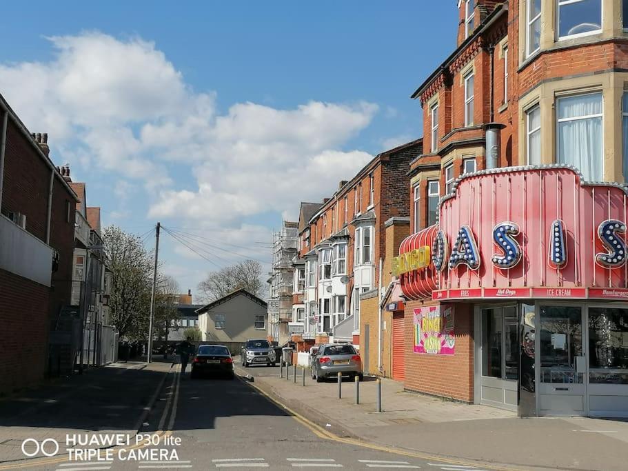 Pleasure Beach Apartment With Garden Skegness Exterior photo