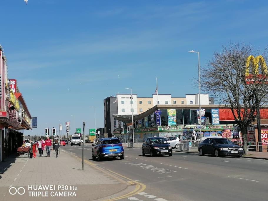 Pleasure Beach Apartment With Garden Skegness Exterior photo